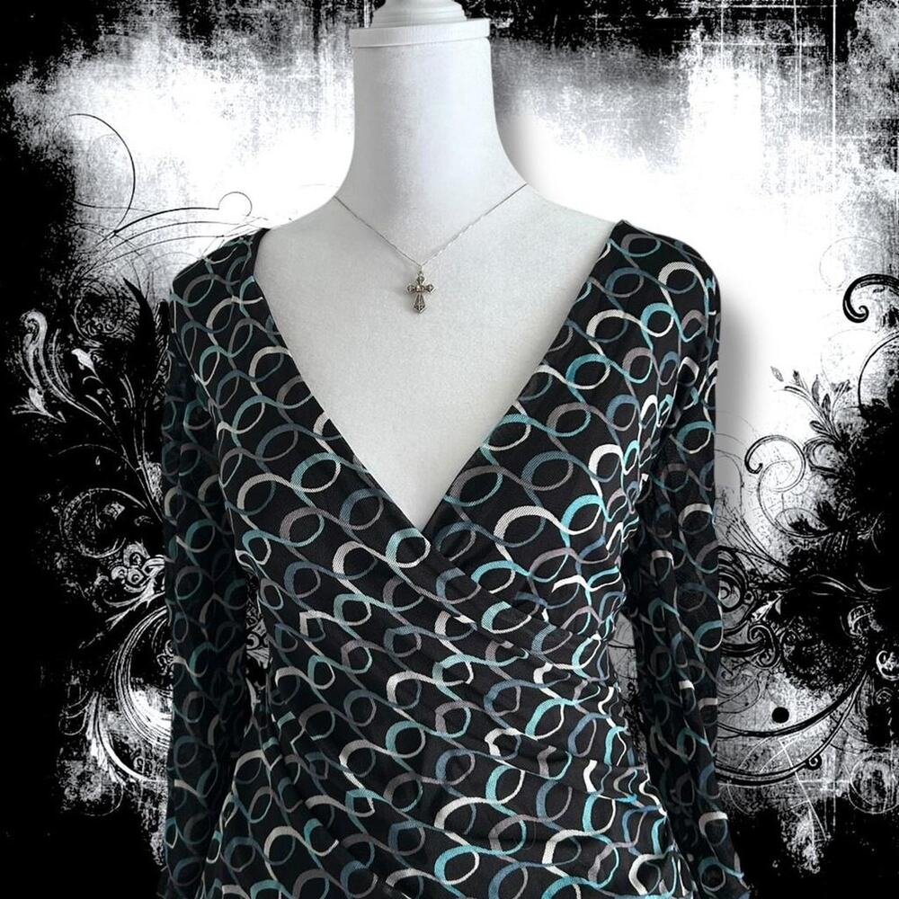 abstract interlocking oval chain-link sleek deep v wrap top - Picture 3 of 6